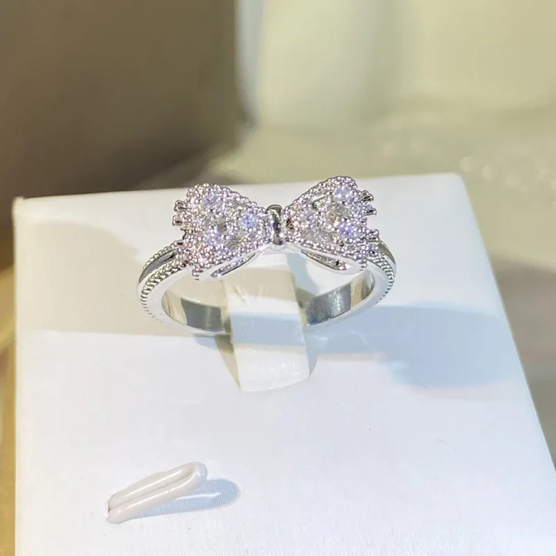 Fancy Bow Ring with Dazzling C - Tie Clip Silver avis et prix